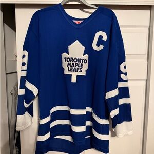 ATTENTION NHL HOCKEY FANS. CCM AUTHENTIC DOUG GILMOUR TORONTO MAPLE LEAFS Jersey